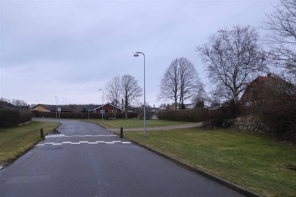 Foto: Henrik Sørensen. Her ses en del af Svingkærvej d. 7. februar 2019. Gadekæret lå på græsplænen lige midt i billedet.