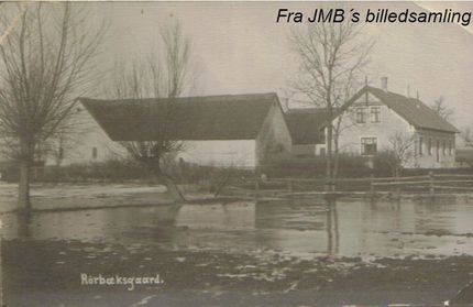 JMBs billedsamling. Ca 1920. Billedet er klippet ud fra en historisk beskrivelse der findes på Ørslev Lokalråds hjemmeside Dette billede viser pilekæret foran Rørbæksgård. Gården benævnes også Rørkærgård.