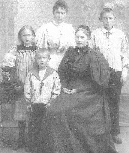 Fra bogen Slægten Holmlund af Bertha Poulsen. Ca 1895. Emma Eleonora Kamilla Axelsen (f. Worm) er her fotograferet sammen med sine 3 børn og et stedbarn.