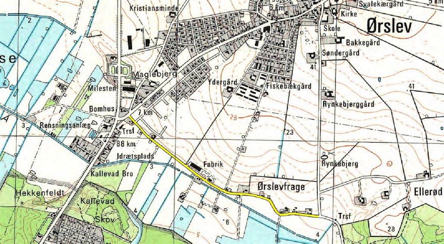 Fragevej er markeret med gult på dette udsnit af et ældre 4 cm kort. Ved Rynkebjerg skifter vejen navn til Kohavevej. 4 cm kort Geodætisk institut trykt 1977, udarbejdet efter flyfoto 1973 og komlementeret i marken 1975.