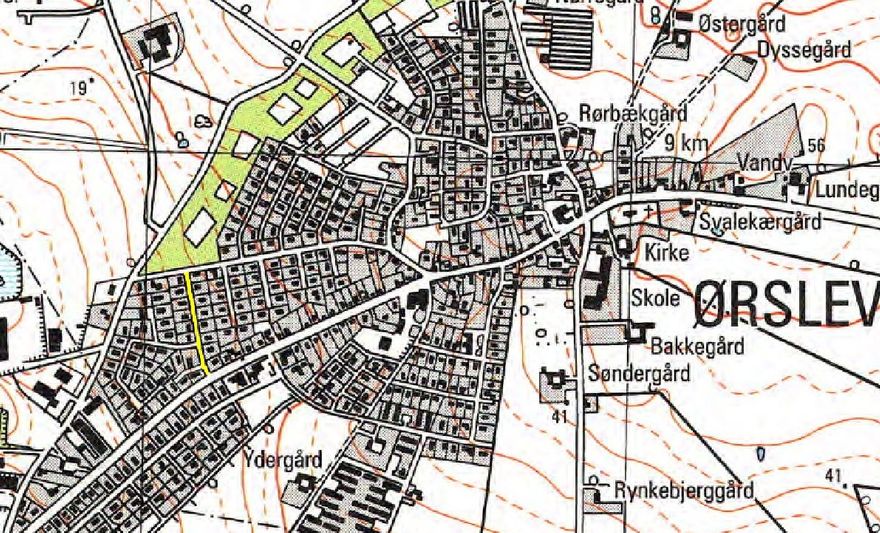Maglebjergvej der er markeret med gult på kortet er en parcelhusvej. I den ene ende er der forbindelse til Ørslevvej og i den anden ende Bygårdsvej. Vangeleddet og Niels Hansensvej er sideveje. 4 CM kort Geodætisk Institut 1996.