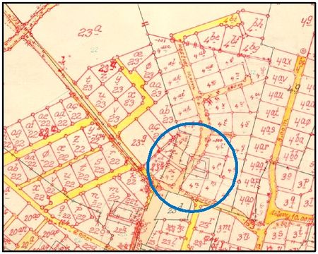 På dette nyere matrikelkort der er tegnet ovenpå et ældre kort, anes gårdens placering inden den blev flyttet ud af byen i 1888. Geodatastyrelsen.