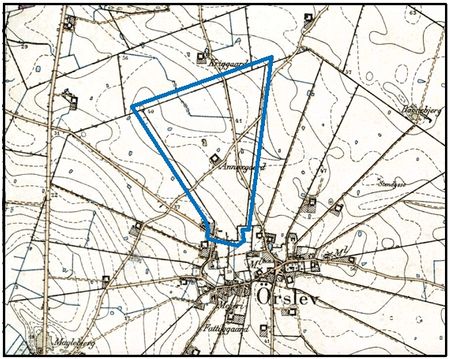 På dette kort fra 1890 er markeret den jordlod som gården fik tildelt ved udskiftningen i 1798. Gården ses liggende midt i marken på den placering den fik efter den blev flyttet ud fra byen i 1888. Geodatastyrelsen.