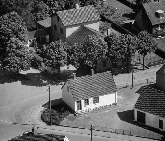 I de første år havde FDF Ørslev mødelokale i den gamle forskolebygning, som også blev kaldt 