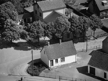 Luftfoto fra 1959. Imellem træerne anes den lille isbod som forsamlingshusets bestyrer drev i en årrække.Sylvest Jensen luftfoto. Det kongelige bibliotek.