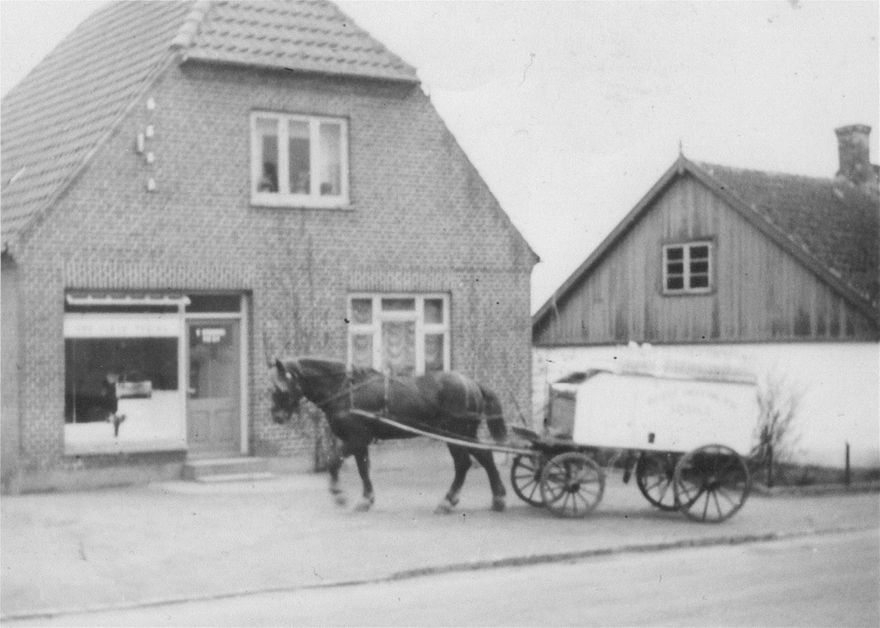 Slagterbutikken på Ørslevvej 112. Det er formodentligt slagtermesterens egen hest og vogn. Datering er ukendt, men er godt bud er 1940-1950. Billedet er venligst stillet til rådighed af Marianne Sindahl.