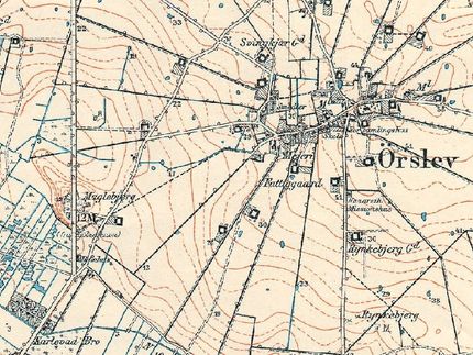 Sådan så Ørslev ud i 1929. Den del af Ørslevvej som i dag går fra rundkørslen ved Netto til det gamle mejeri, eksisterer ikke på dette tidspunkt. Lavt Målebordsblad udgivet 1929. Geodatastyrelsen.