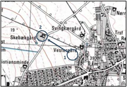 Skebækgården lå oprindeligt på det sted som den tomme cirkel markerer på dette ældre kort. Da gården skulle genopføres efter en brand i 1842 blev den flyttet ud til den placering der er vist på kortet.